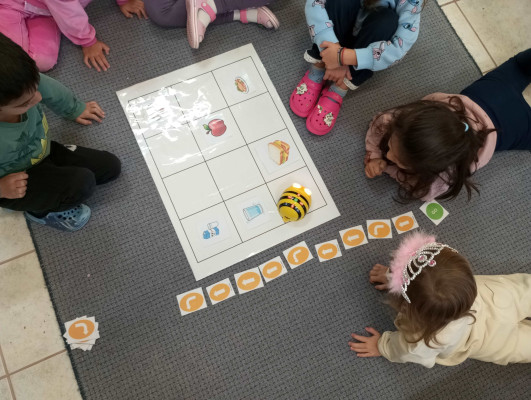 Η beebot πεινά, υγιεινά φαγητά λαχταρά!